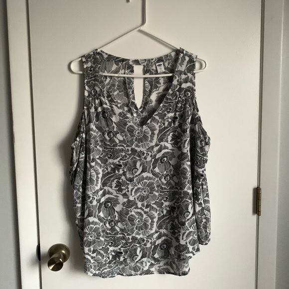 Old Navy Tops - Old Navy Black and White Sleeveless Floral Blouse